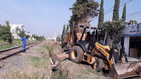 Mantiene gobierno municipal de Cuautlancingo limpieza en canales pluviales